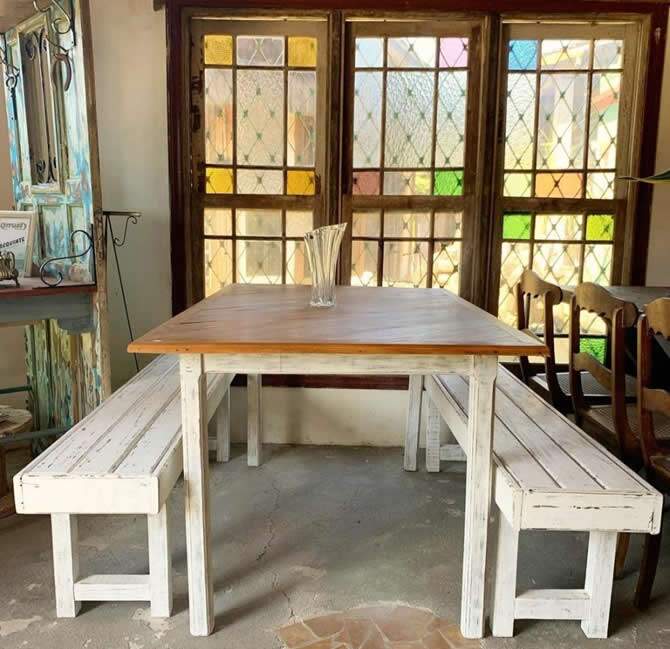 Móveis restaurados mesa