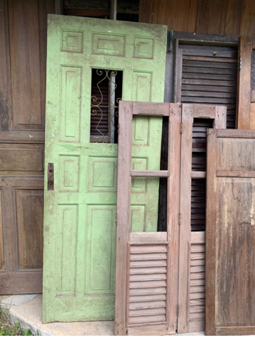 Portas antigas de madeira de demolição com detalhes rústicos, ideais para reaproveitamento em decoração e projetos com materiais antigos.