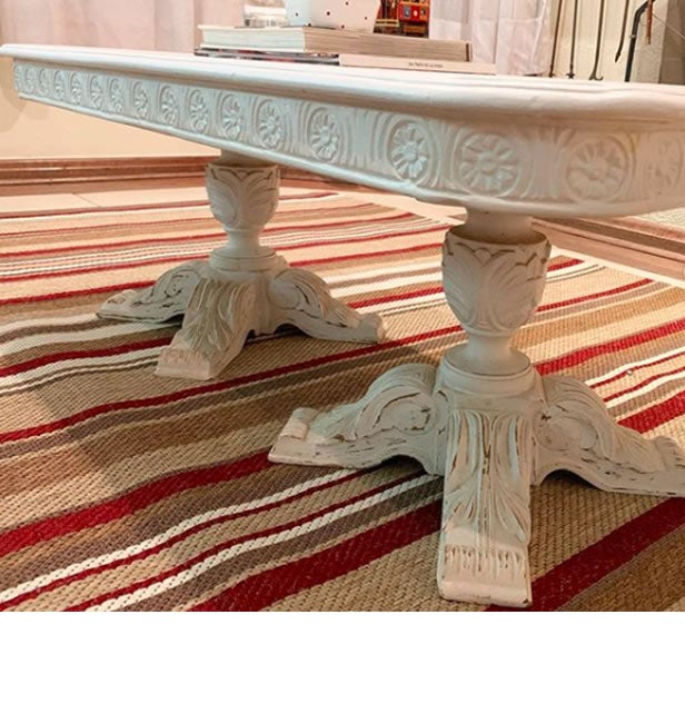 Mesa antiga de madeira com entalhes detalhados e base trabalhada, móvel clássico ideal para decoração com peças antigas e ambientes sofisticados.