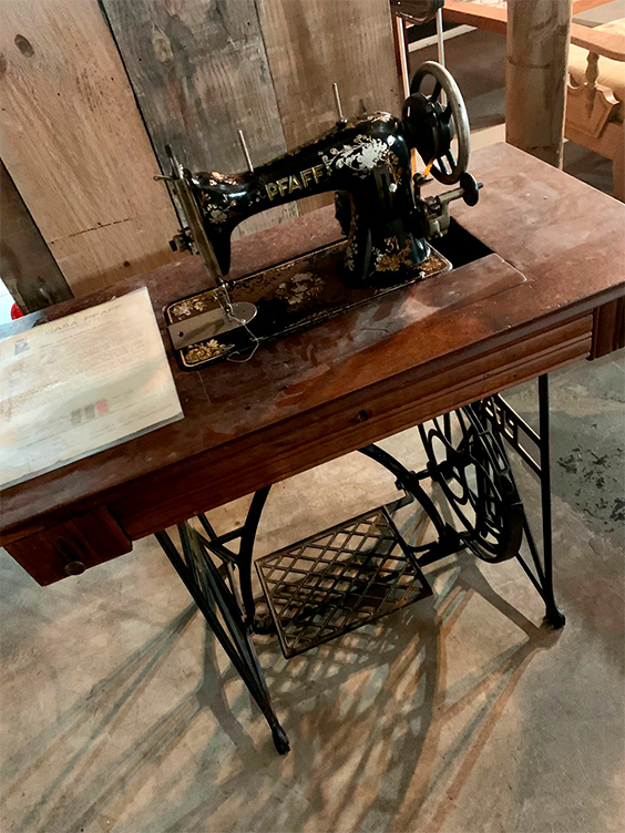 Máquina de costura antiga completa da PFAFF.