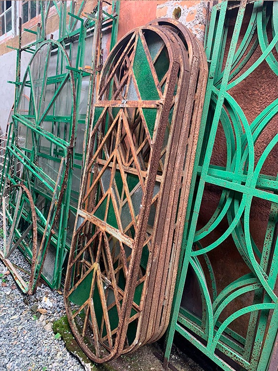 Grades de ferro de janelas.