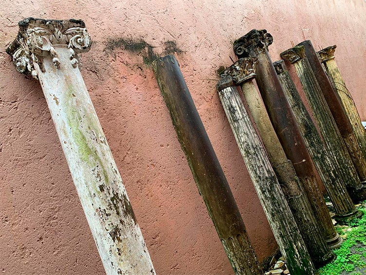 Colunas de concreto, alguns dos materiais de demolição que temos.