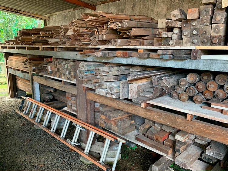 Deposito com diversos materiais que reaproveitamos.