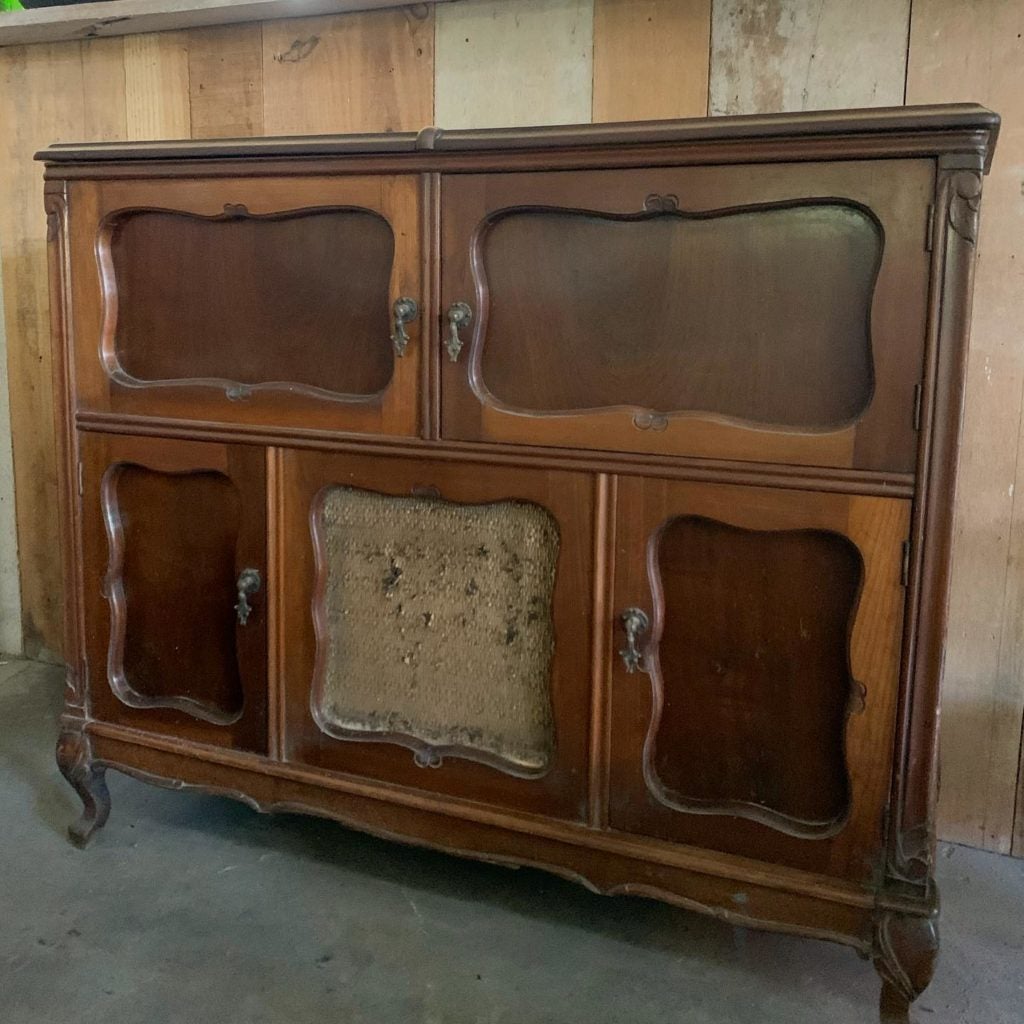 Cômoda antiga de madeira com gavetas e puxadores originais.