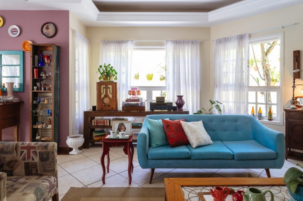 Sala com diversos materiais de demolição, restaurados e reutilizados e que ajudam a compor a decoração.