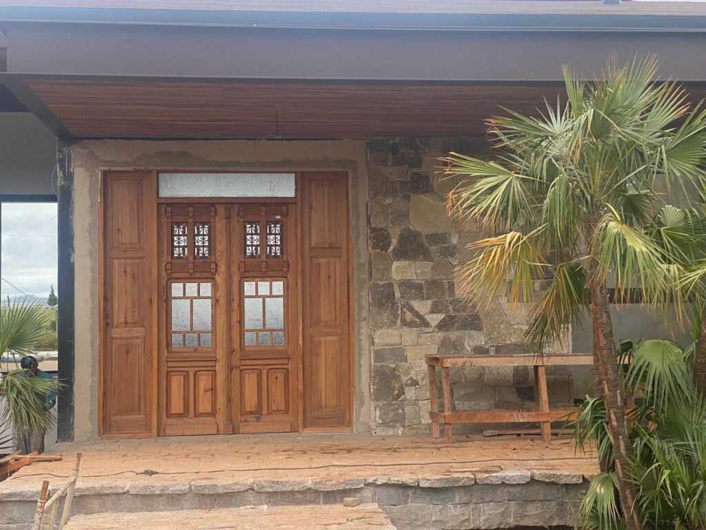 Porta restaurada, utilizada como porta de entrada.