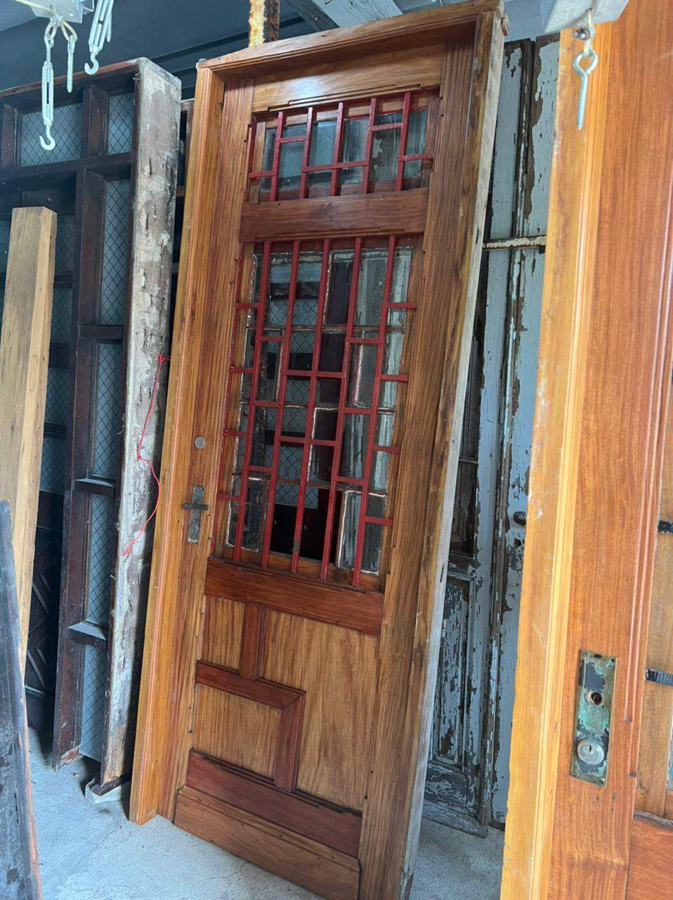 Porta de cabreúva com grade e postigo. Peça de demolição que foi restaurada em nosso ateliê.