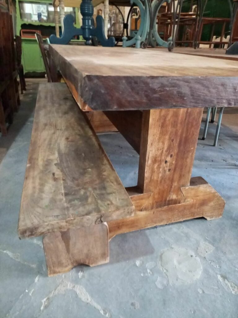 Mesa rústica em madeira de demolição, com estrutura robusta e marcas do tempo que revelam sua história. Uma peça única de reuso adaptativo, perfeita para projetos que valorizam autenticidade e sustentabilidade.