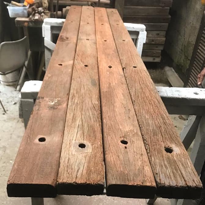 Registro do processo da nossa marcenaria, onde a madeira de demolição passa por restauração cuidadosa para ganhar uma nova vida em um projeto de reuso adaptativo, preservando suas marcas e história.