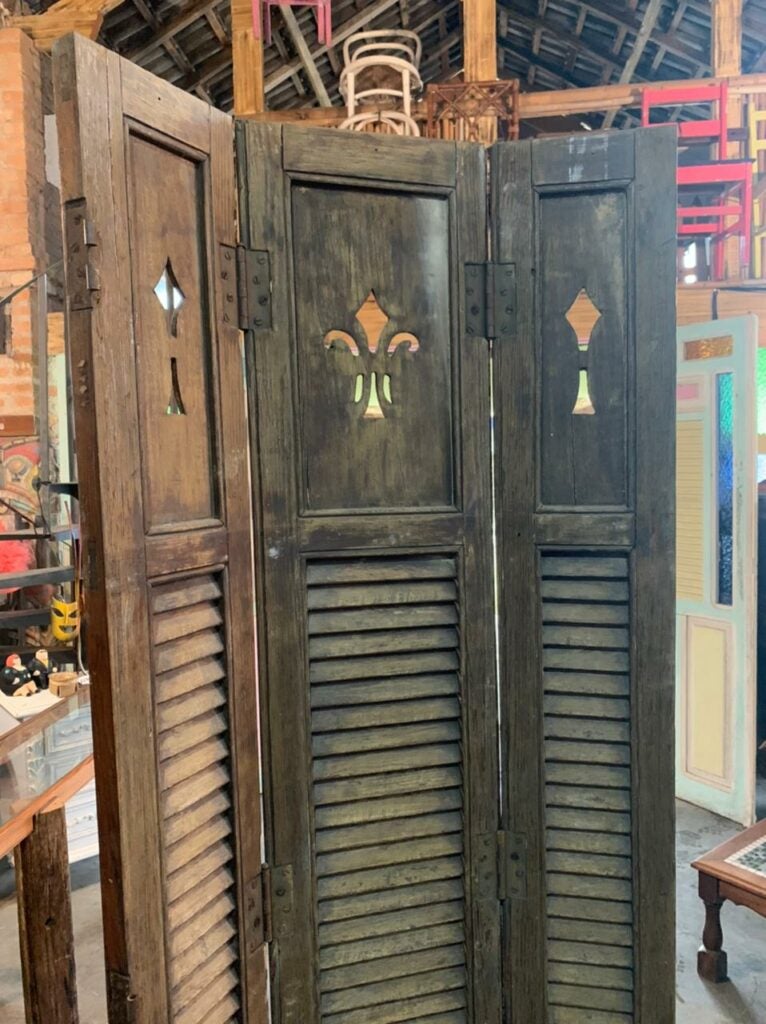 Biombo com 3 folhas de madeira, criado a partir de antiga janela, peça de reuso ideal para decoração de ambientes com identidade e história.