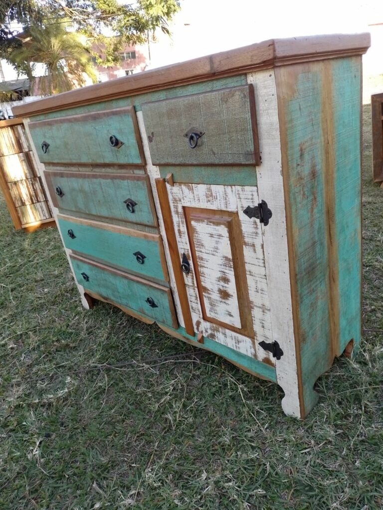 Cômoda de madeira de demolição com pintura pátinada, peça única para decoração de interiores e composição de ambientes. Disponível para venda no site ou na loja física.