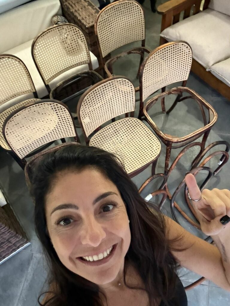 Cadeiras antigas de madeira disponíveis para venda e restauração, ideais para decoração com estilo atemporal.