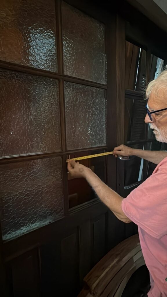 Peças garimpadas que carregam história e personalidade para dentro do ambiente.