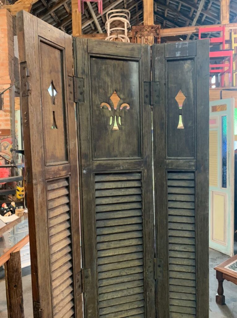 Biombo com 3 folhas de madeira, criado a partir de antiga janela, peça de reuso ideal para decoração de ambientes com identidade e história.