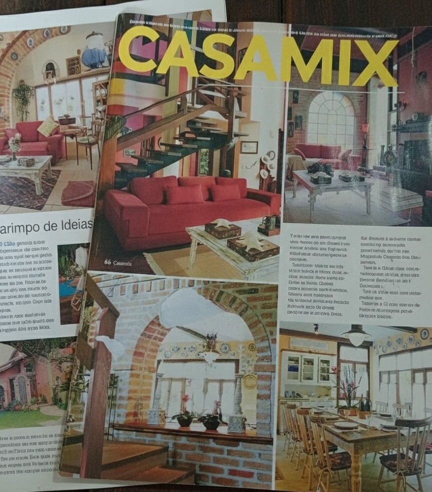 Detalhe de revista de decoração apresentando ambientes com estilo clássico e elementos artesanais