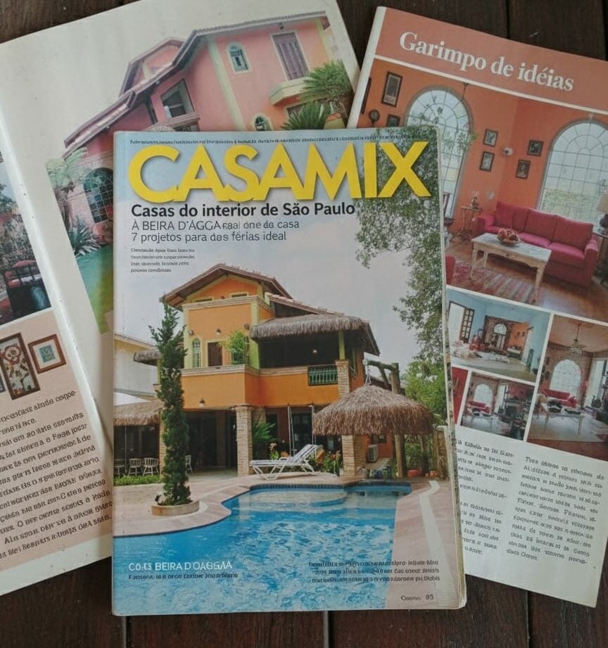 Publicação impressa com imagens de interiores que combinam arquitetura, memória e design.