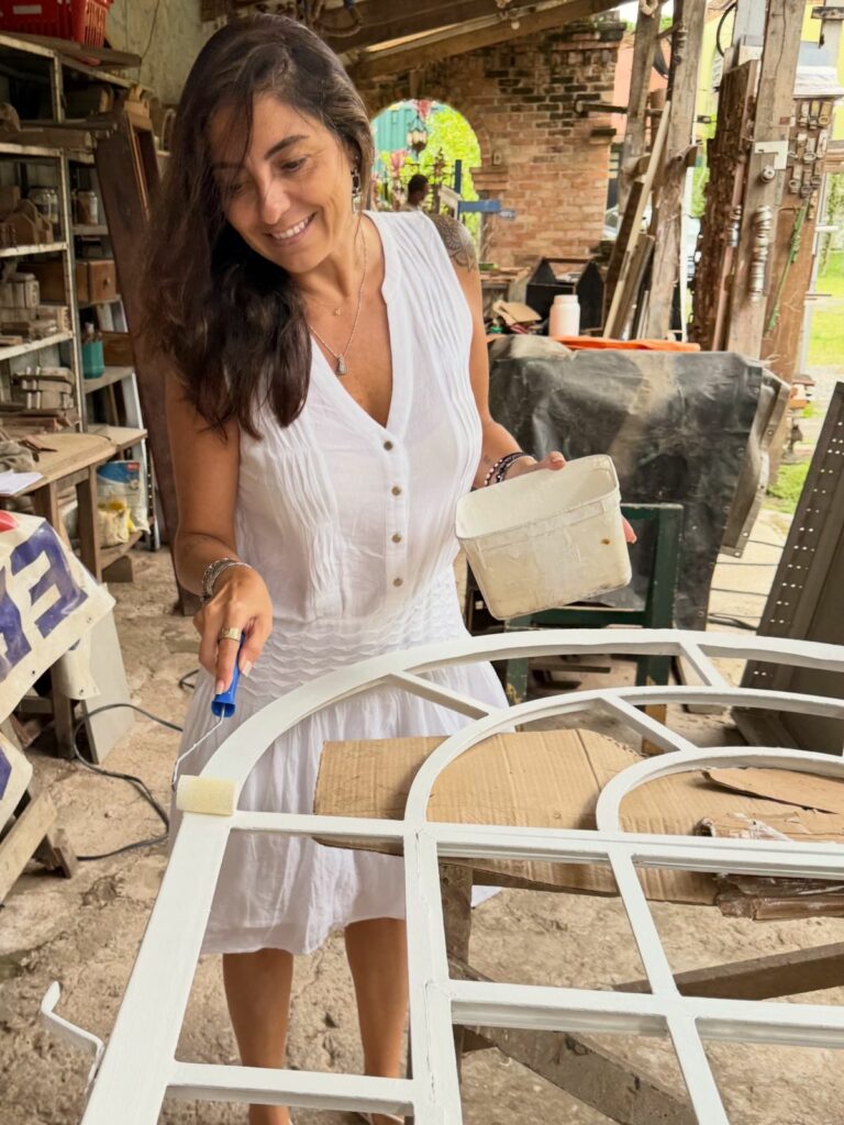 Processo de restauração de grade de janela antiga em metal, destacando trabalho artesanal e reaproveitamento.