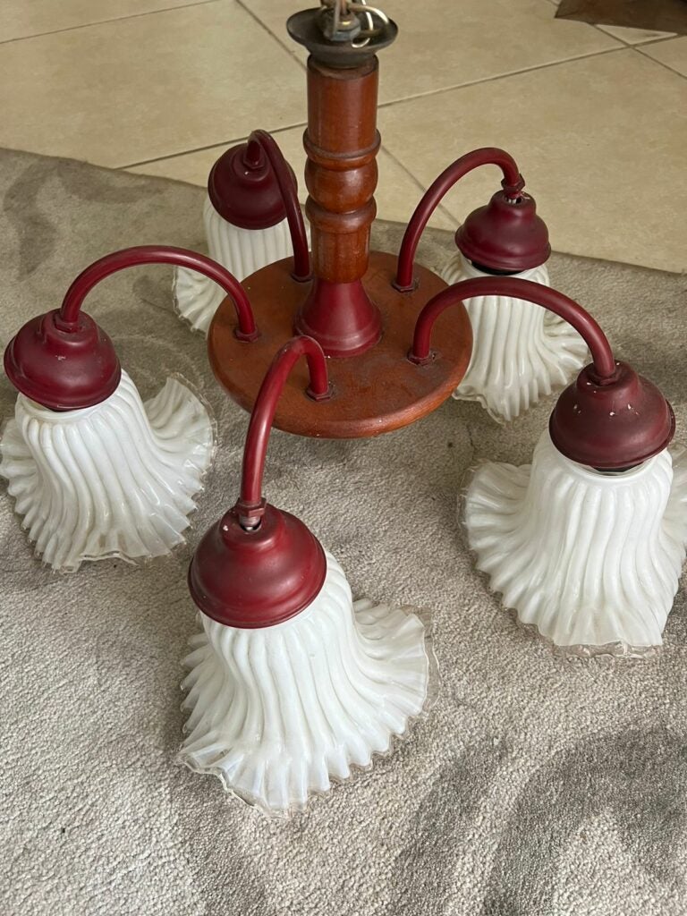 Lustre de madeira com 5 cúpulas.