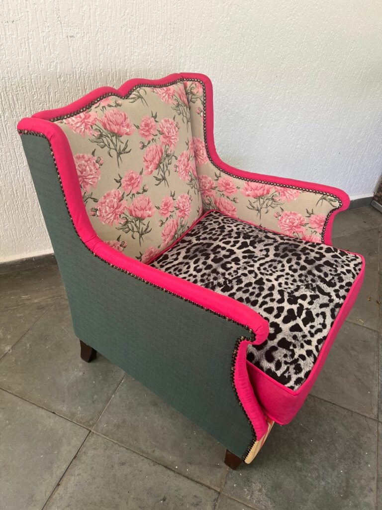 Poltrona antiga restaurada com estampa de patchwork.