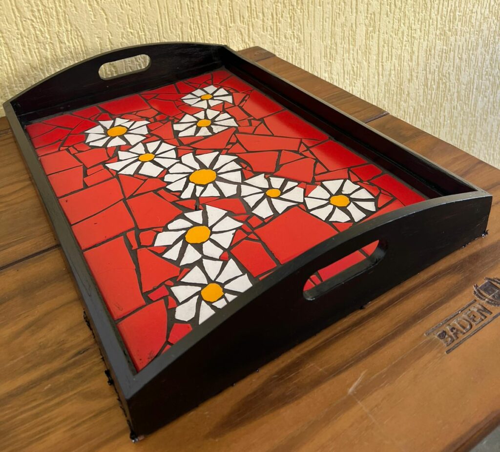 Bandeja de madeira com mosaico de flores.