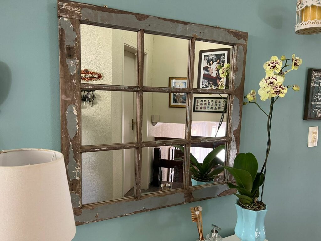 Espelho em folha de janela de madeira.