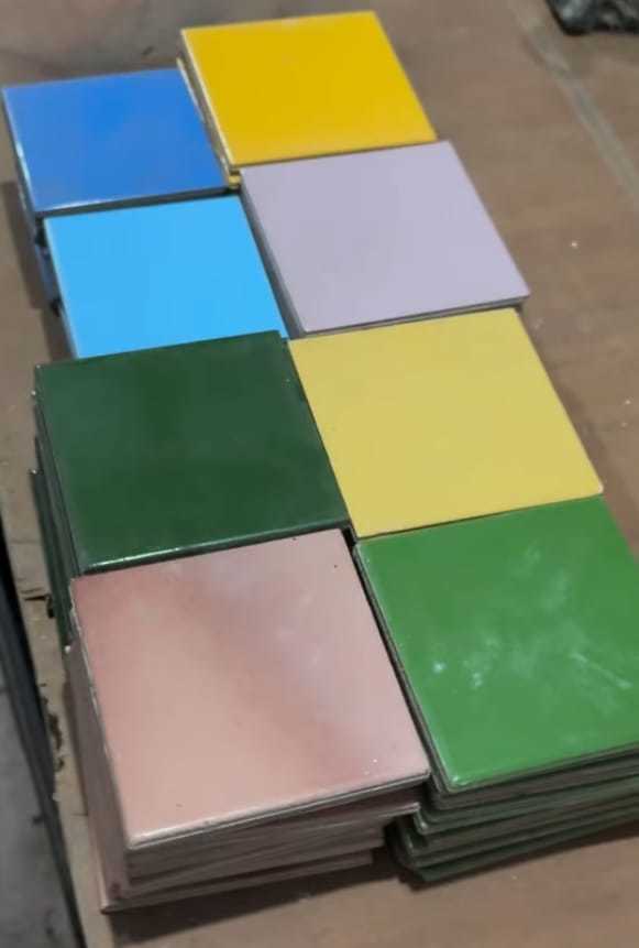Azulejos cerâmicos antigos coloridos empilhados, ideais para mosaicos e projetos criativos.