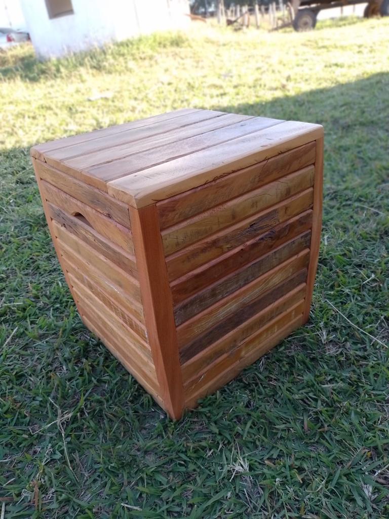 Pequenos móveis que nascem do reaproveitamento — quando a matéria-prima com história ganha nova forma.