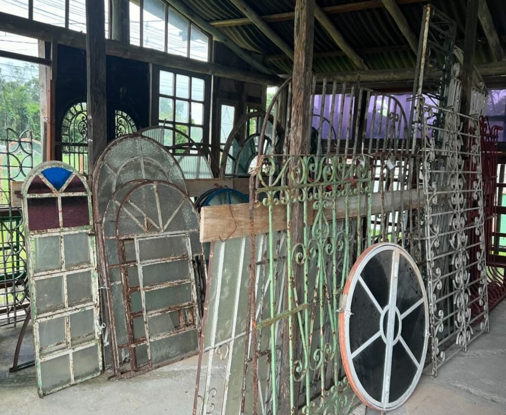 Diversas grades e vitros que podem ser restaurados.