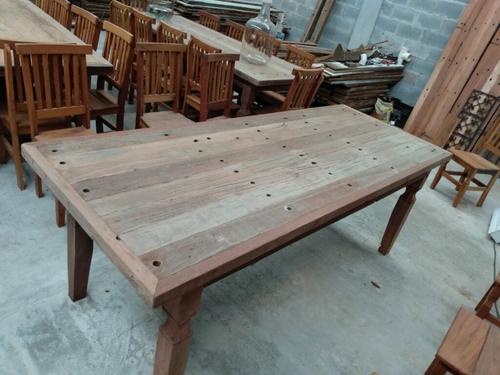 Mesa de madeira de cruzetas feita com material de demolição, com pés torneados, ideal para mesa de jantar rústica e decoração com móveis antigos.