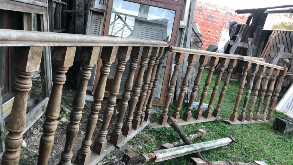 Guarda corpo com balaústre de madeira maciça, peça de demolição sem acabamento, ideal para projetos de arquitetura com materiais antigos e decoração rústica.