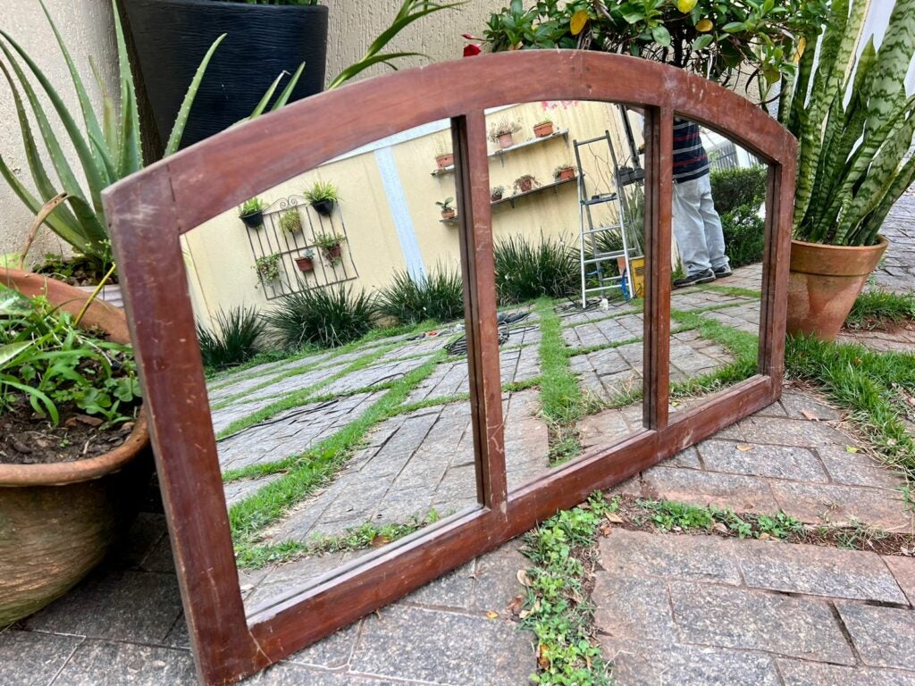 Moldura antiga de madeira com espelhos e acabamento desgastado